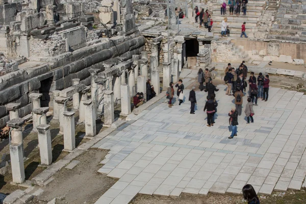 Tourists visiting ruins amphitheater — Stock Photo, Image