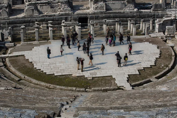 Touristes visitant ruines amphithéâtre — Photo