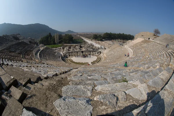 Touristes visitant ruines amphithéâtre — Photo