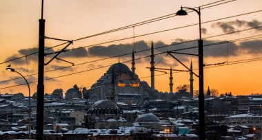 Gün batımında caminin silueti
