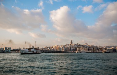 Galata Kulesi ve Eminönü ilçe gün batımında
