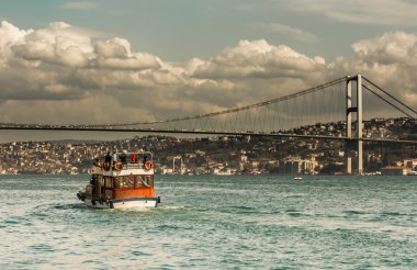 Bulutlu gün ve Boğaziçi Köprüsü ile mavi gökyüzü