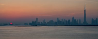 Görünümü Burj Khalifa'nın ve Dubai gökdelen günbatımı