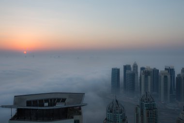 sisli hava Dubai Yat Limanı güneş doğarken görüntülemek