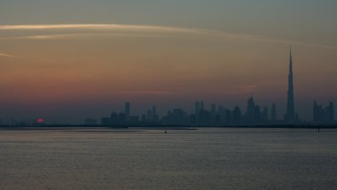 Görünümü Burj Khalifa'nın ve Dubai gökdelen günbatımı