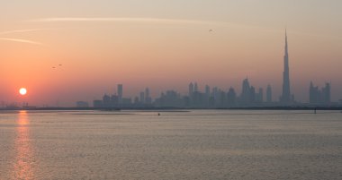 Görünümü Burj Khalifa'nın ve Dubai gökdelen günbatımı