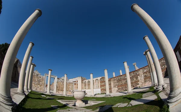 Ruines hall principal et colonnes dans la synagogue — Photo