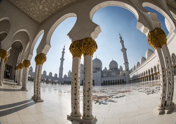 Шейх завідував великою мечеттю Абу - Дабі ОАЕ — стокове фото