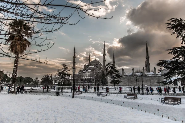 Blauer Himmel mit blauer Moschee — Stockfoto