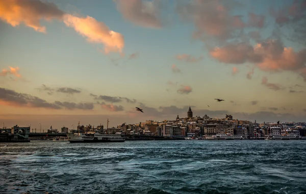 Galata Kulesi ve Eminönü ilçe gün batımında