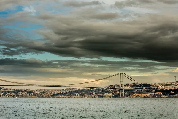 HDR bulutlu gün ve Boğaziçi Köprüsü ile mavi gökyüzü — Stok fotoğraf