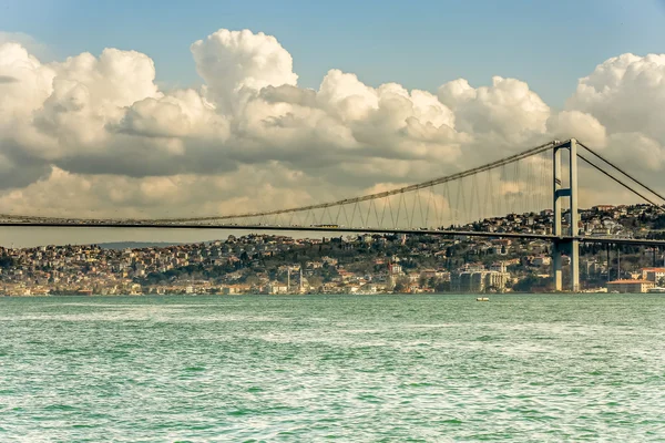 Bulutlu gün ve Boğaziçi Köprüsü ile mavi gökyüzü — Stok fotoğraf