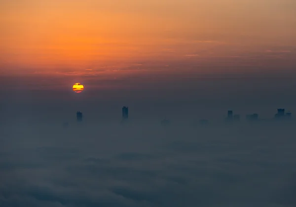 Sisli hava Dubai Yat Limanı güneş doğarken görüntülemek — Stok fotoğraf