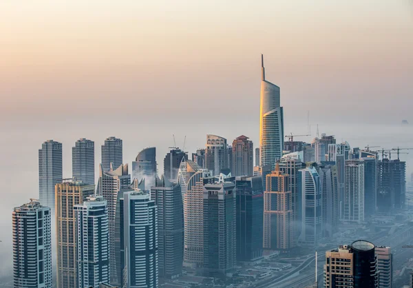 Zobacz mglista Pogoda Dubai Marina w sunrise — Zdjęcie stockowe