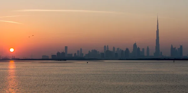 Blick auf Dubais Wolkenkratzer und Burj Khalifa bei Sonnenuntergang — Stockfoto