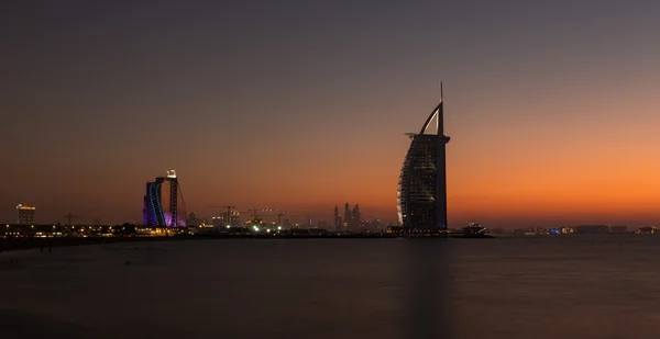 Burj Al Arab на закате — стоковое фото