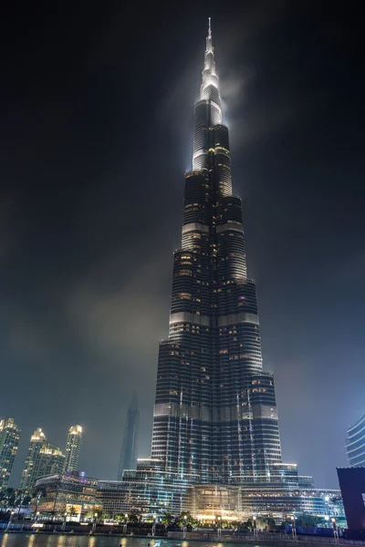 Widok na wieżowiec w Dubaju oraz słynnego wieżowca Burdż Chalifa — Zdjęcie stockowe