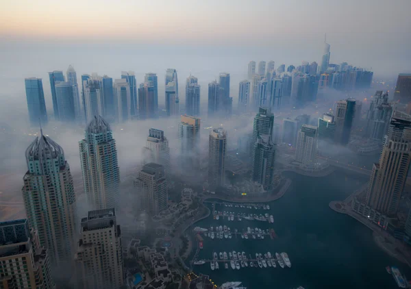 sabah hava görünümünü gökdelen sisli hava Dubai Yat Limanı
