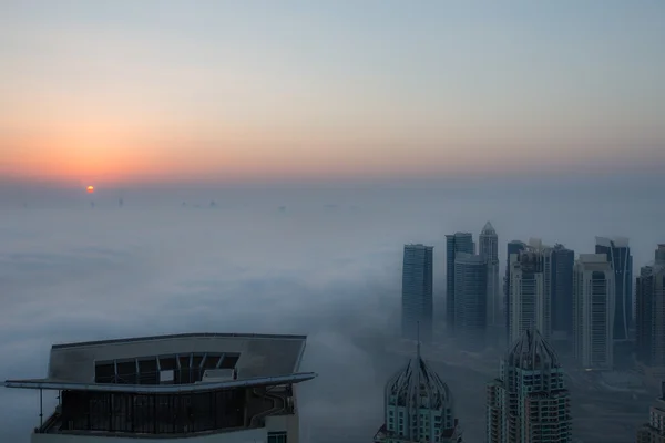 Zobacz mglista Pogoda Dubai Marina w sunrise — Zdjęcie stockowe