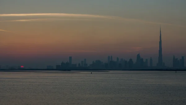 Görünümü Burj Khalifa'nın ve Dubai gökdelen günbatımı — Stok fotoğraf