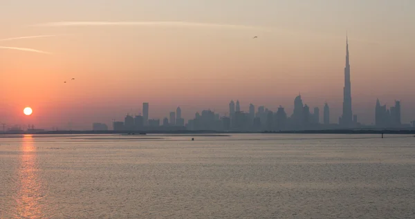 Blick auf Dubais Wolkenkratzer und Burj Khalifa bei Sonnenuntergang — Stockfoto