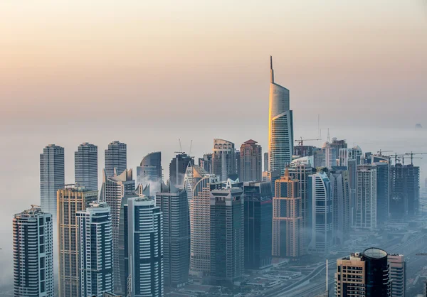 Vista niebla tiempo Dubai Marina al amanecer Imágenes De Stock Sin Royalties Gratis