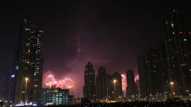 Espectáculo de fuegos artificiales de año nuevo en Burj khalifa en Dubai serie 8 — Vídeos de Stock
