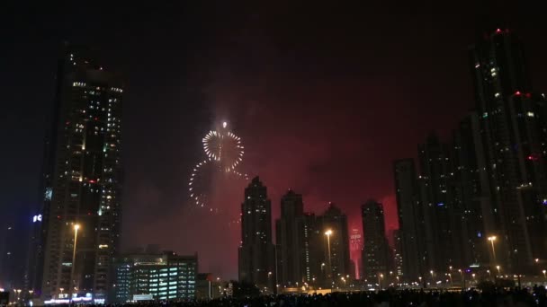 Uluslararası Dubai Kongre ve Sergi Sarayı Dubai serisi 10 yeni yıl havai fişek göstermek — Stok video
