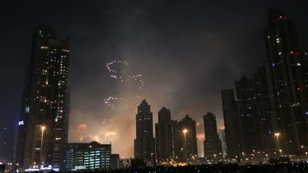 Fogos de artifício ano novo show no Burj khalifa em Dubai série 14 — Vídeo de Stock