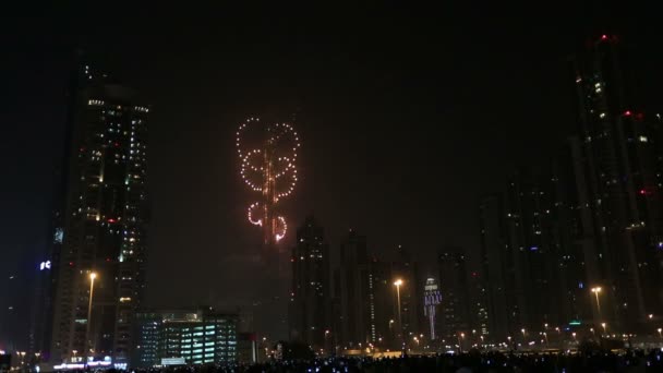 Espectáculo de fuegos artificiales de año nuevo en Burj khalifa en Dubai serie 2 — Vídeo de stock