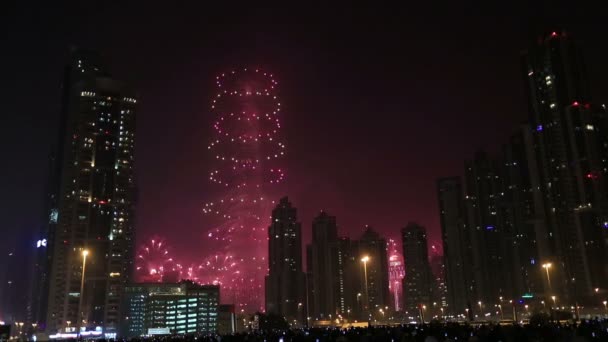 Espectáculo de fuegos artificiales de año nuevo en Burj khalifa en Dubai serie 6 — Vídeos de Stock