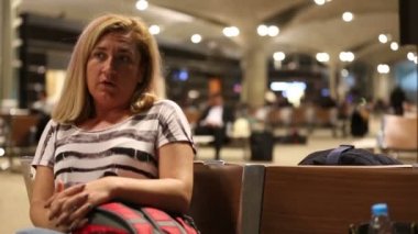 yolcu havaalanında bekliyor