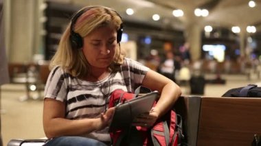 yolcu havaalanında bekliyor