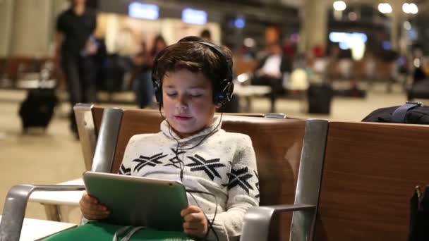 Маленька дитина в аеропорту — стокове відео