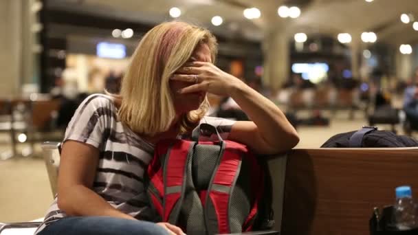 Пассажир, ожидающий в аэропорту — стоковое видео