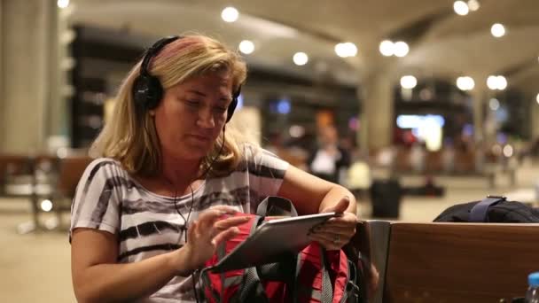 Pasajero esperando en aeropuerto — Vídeo de stock