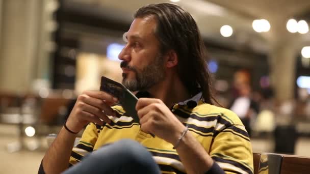 Passageiro esperando no aeroporto — Vídeo de Stock