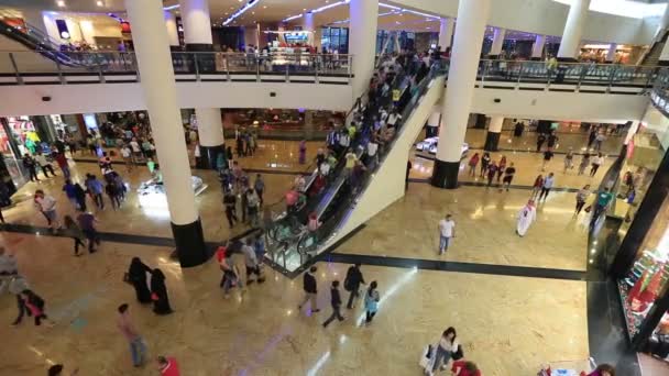 Het winkelcentrum van Dubai in de Verenigde Arabische Emiraten VAE — Stockvideo