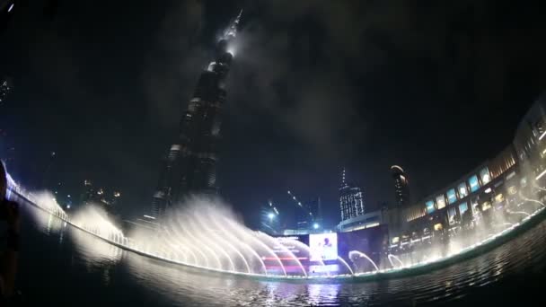 Fontänen vatten show på Burj Khalifa i Dubai — Stockvideo