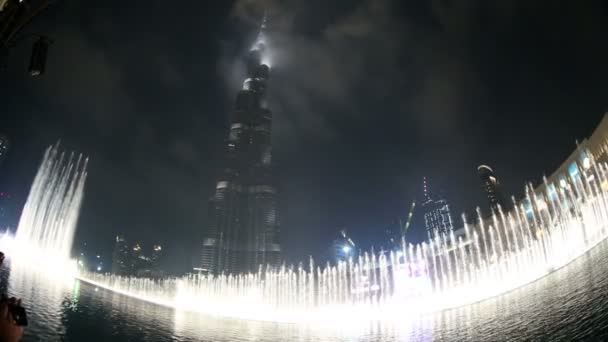 Σόου του σιντριβανιού νερό στο Burj Khalifa στο Ντουμπάι — Αρχείο Βίντεο