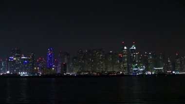 Dubai gökdelen gece görünümü