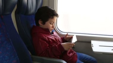 güzel bir çocuk çocuk dijital tablet ile