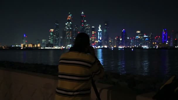 Fotograaf schieten op nacht stad Dubai — Stockvideo