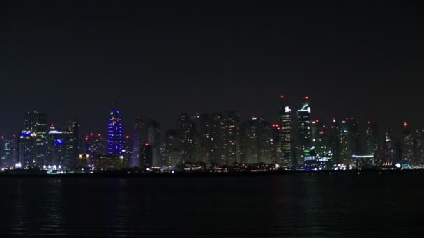 Utsikt över Dubai skyskrapa på natten — Stockvideo