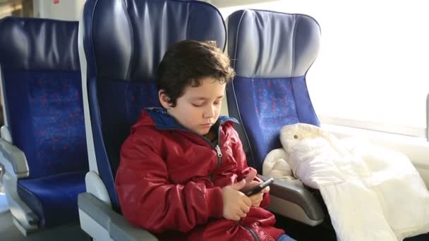 Çocuk çocuk ile smartphone — Stok video
