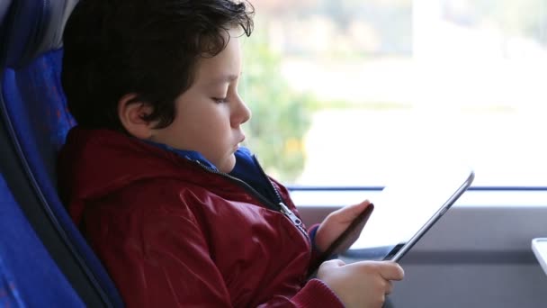 Niño con Tablet Digital — Vídeo de stock