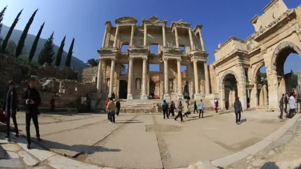 Time lapse turist som besöker ruiner Celsius bibliotek — Stockvideo