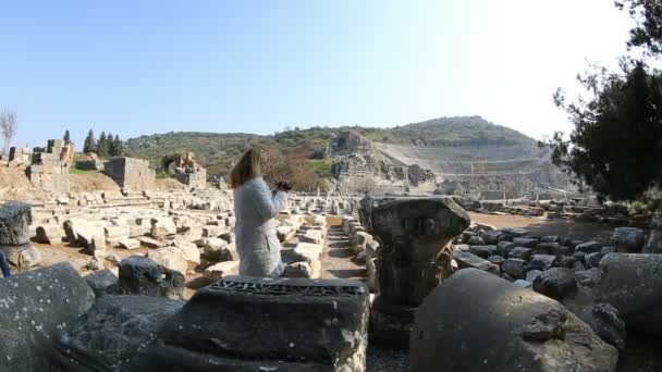 Touristen-Videokamera in Ruinen antiken Ephesus — Stockvideo