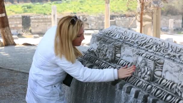 Turista loira atraente — Vídeo de Stock