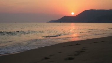Kumsal dalgalar halinde Kleopatra Plajı ile